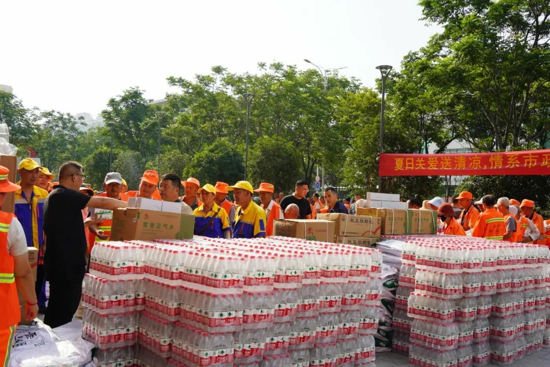 携手战高温，夏日送清凉：犀重汽车赞助河南南阳“夏日关爱送清凉，情系市政环卫人”公益活动